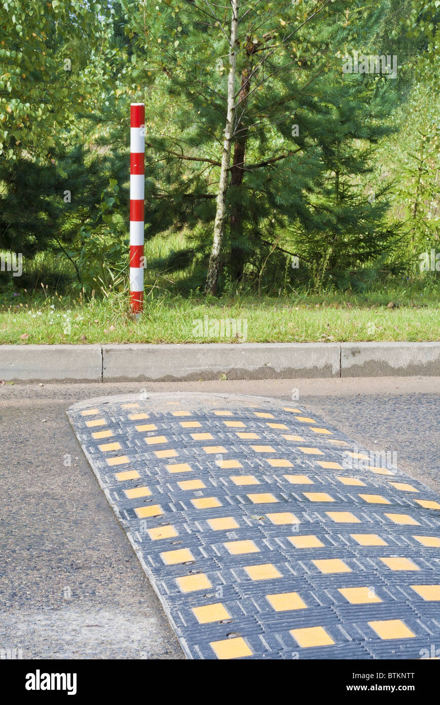 Ostacolo inl road per la limitazione della velocità Foto Stock