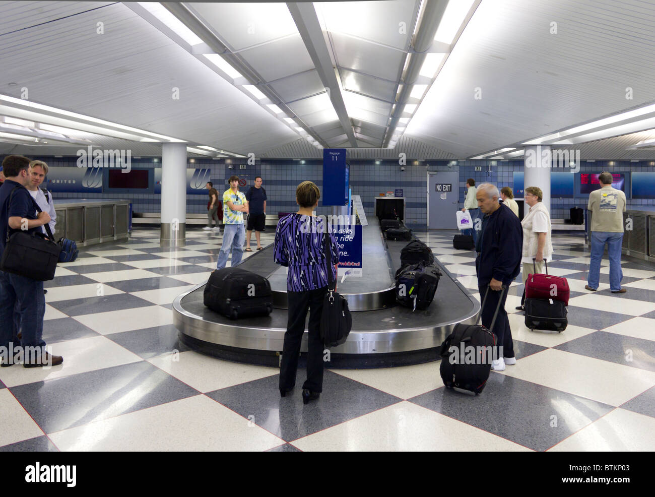 I passeggeri in attesa di bagagli all'aeroporto internazionale di Filadelfia, Pennsylvania, STATI UNITI D'AMERICA Foto Stock