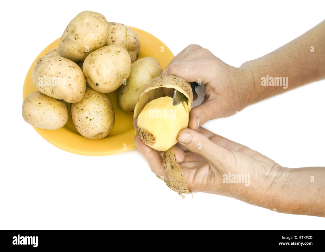 L'agricoltore bucce di patate raw Foto Stock