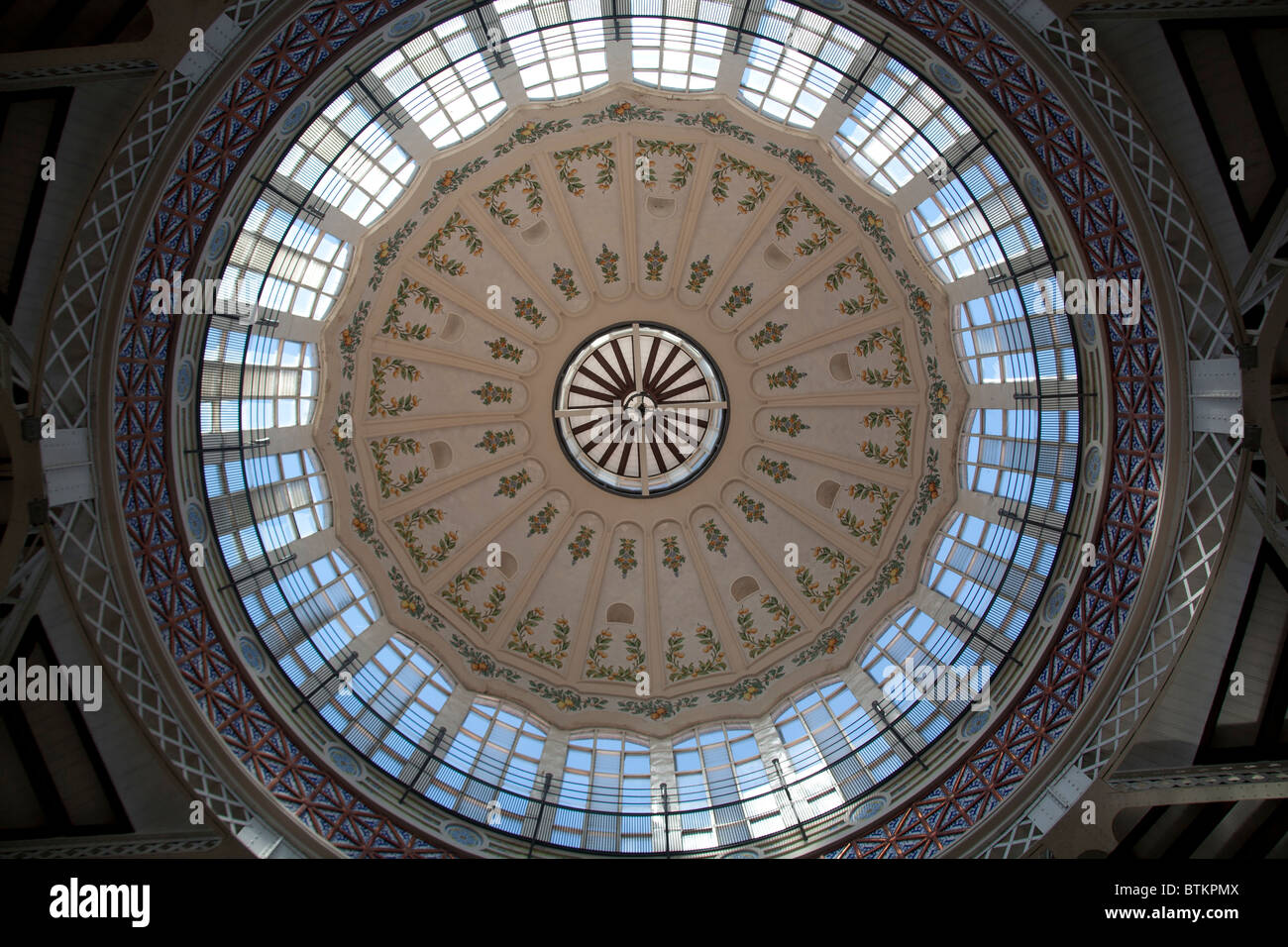 Il soffitto circolare del Mercado Central, Valencia Spagna Foto Stock