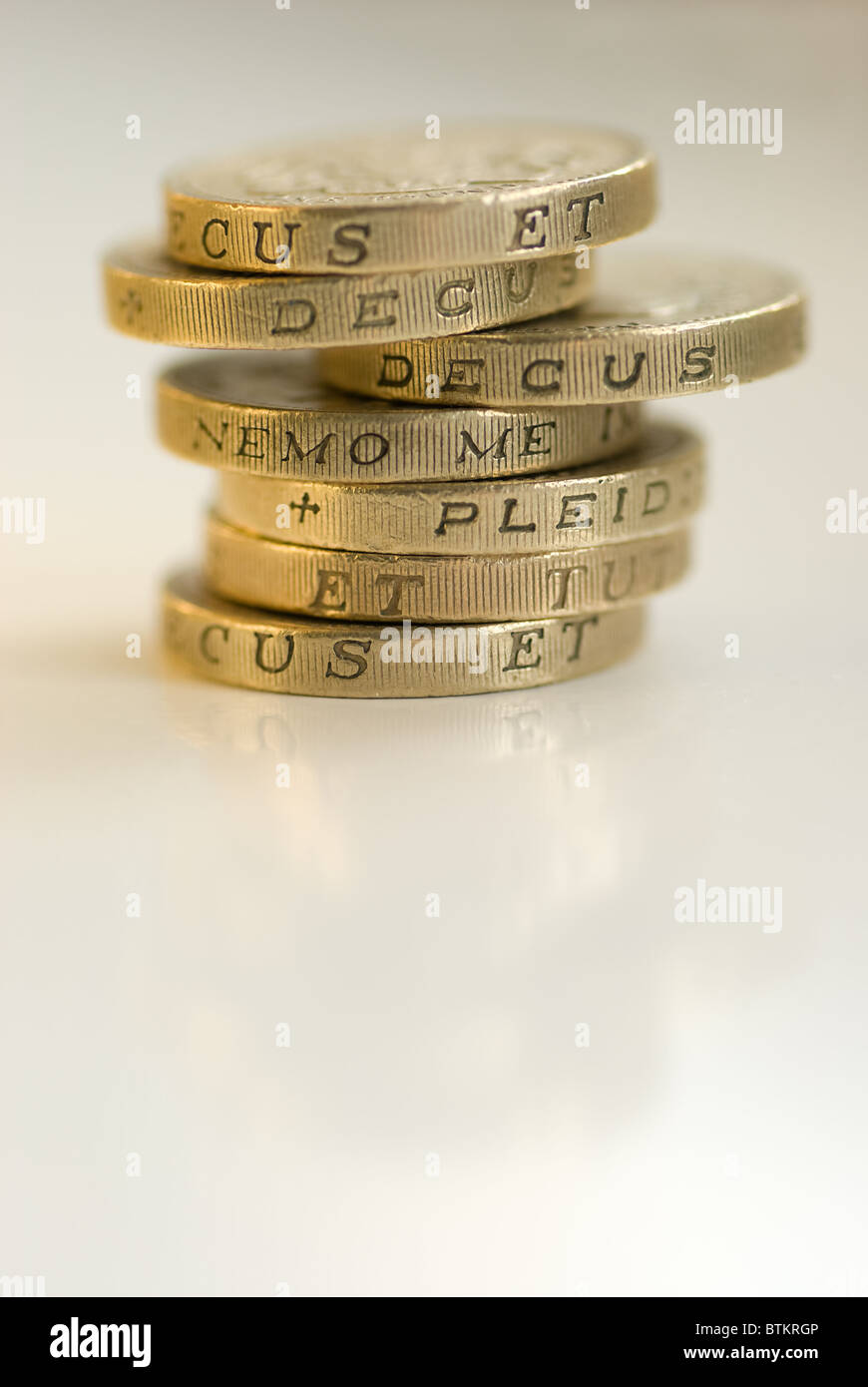 Pila di una libbra di monete Foto Stock