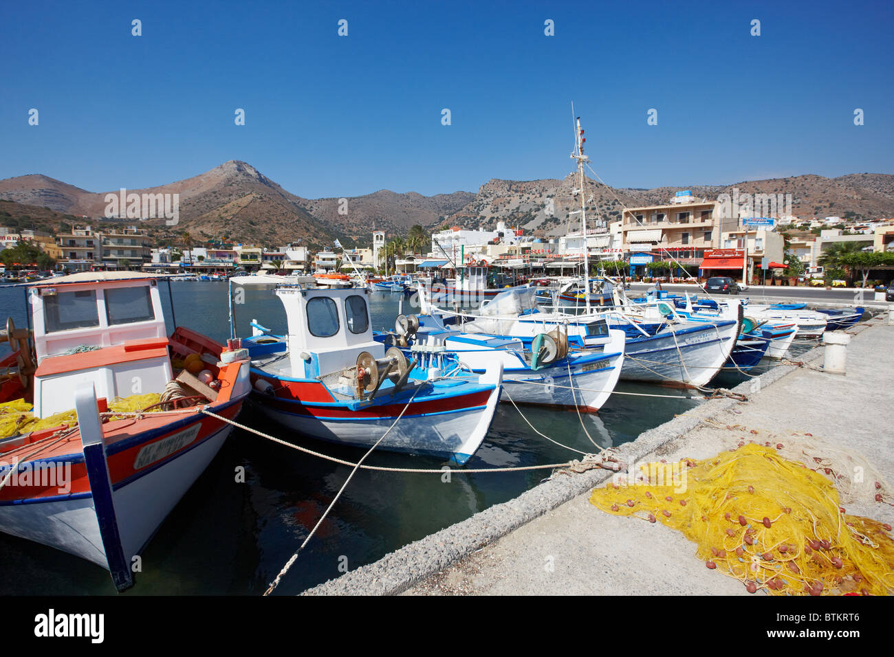 Barche da pesca nel villaggio di Elounda porto. Creta, Grecia. Foto Stock