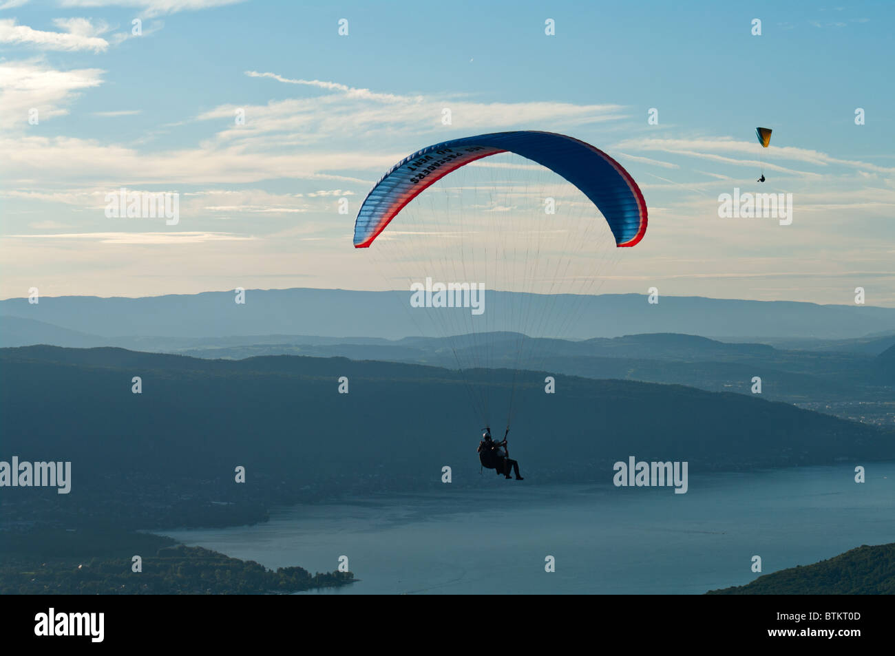 Due deltaplani avendo preso fuori da Col de la Forclaz scivolando su lago di Annecy Foto Stock