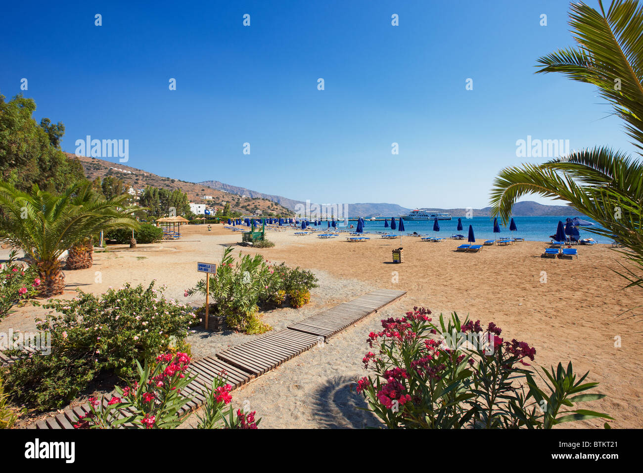 Vista di sandy Elounda Beach. Villaggio di Elounda, Creta, Grecia. Foto Stock