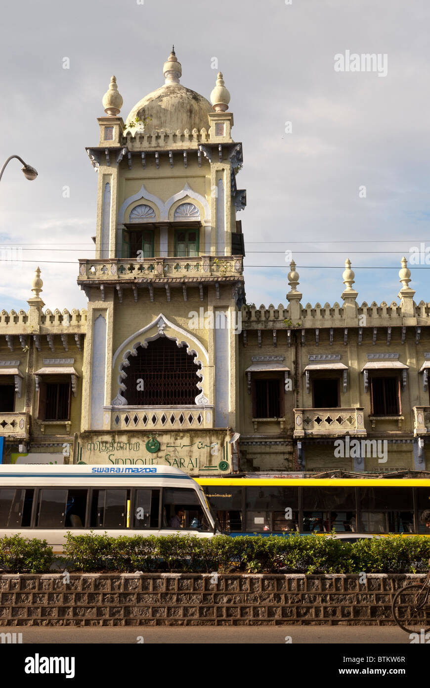 Siddique Sarai Choultry, la sua architettura moresca rivelando dove Indo-Saracenic aveva le sue radici. Chennai;Madras, Tamil Nadu. Foto Stock