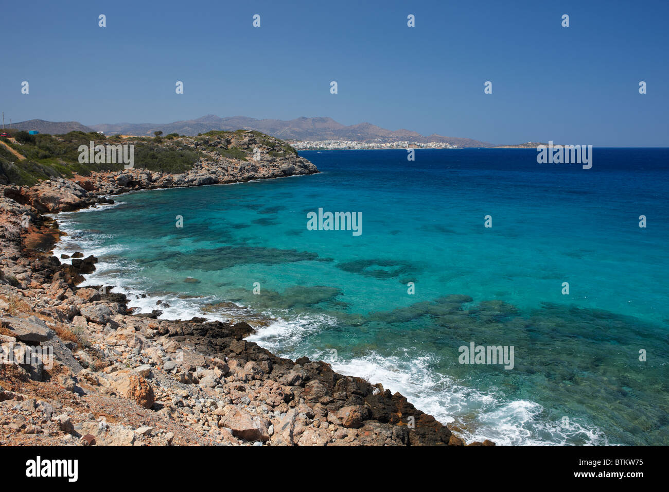 Spiaggia rocciosa. Golfo di Mirabello, Creta, Grecia. Foto Stock