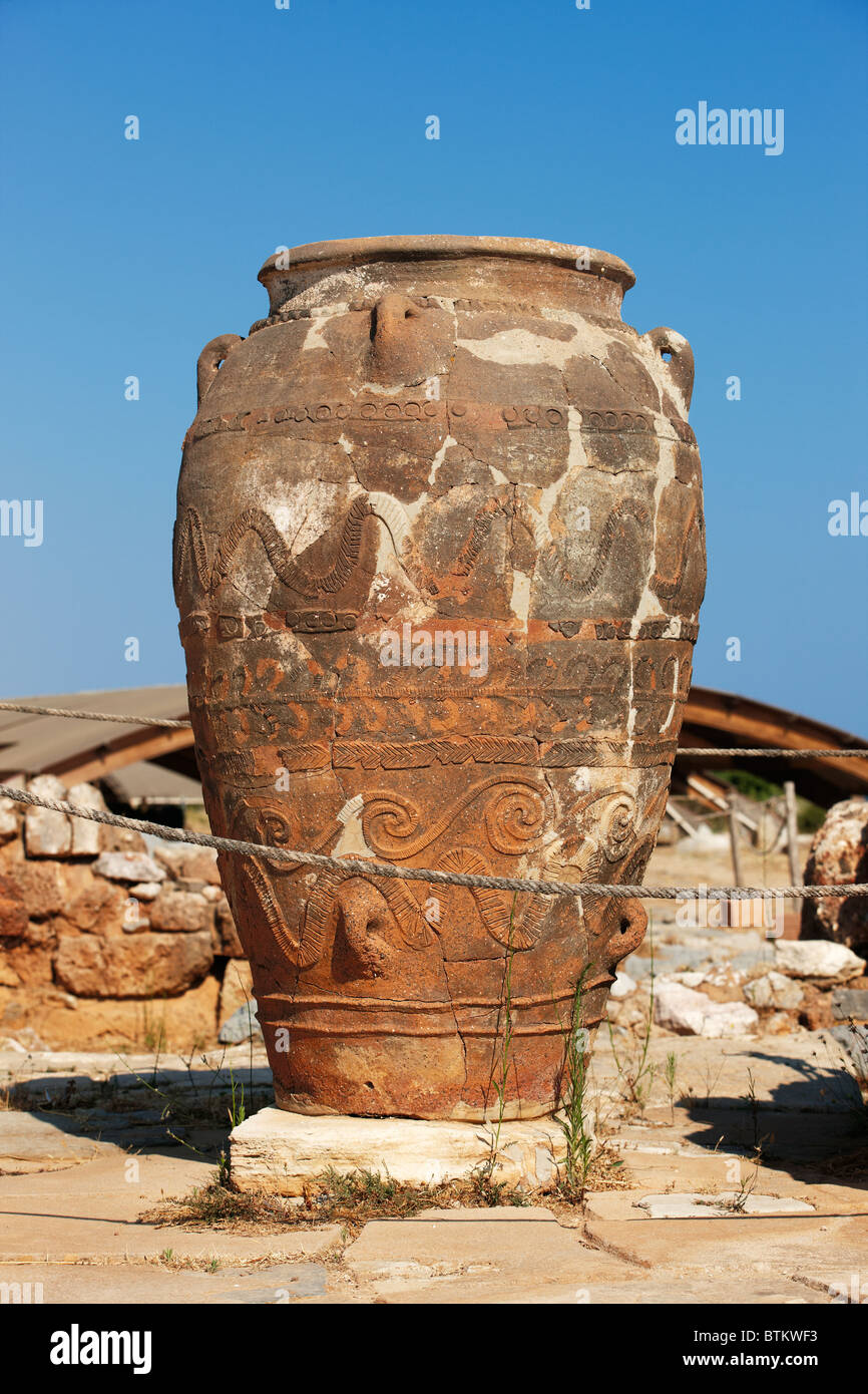 Gigantesco pithos (vasetto di stoccaggio) in esposizione nel Palazzo Minoico di Malia. Creta, Grecia. Foto Stock