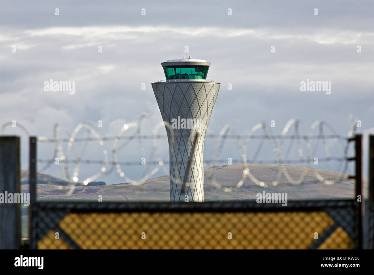 La torre di controllo dell'aeroporto di Edimburgo visto attraverso un cancello di sicurezza con filo di rasoio Foto Stock La torre di controllo dell'aeroporto di Edimburgo visto attraverso un cancello di sicurezza con filo di rasoio Foto Stock