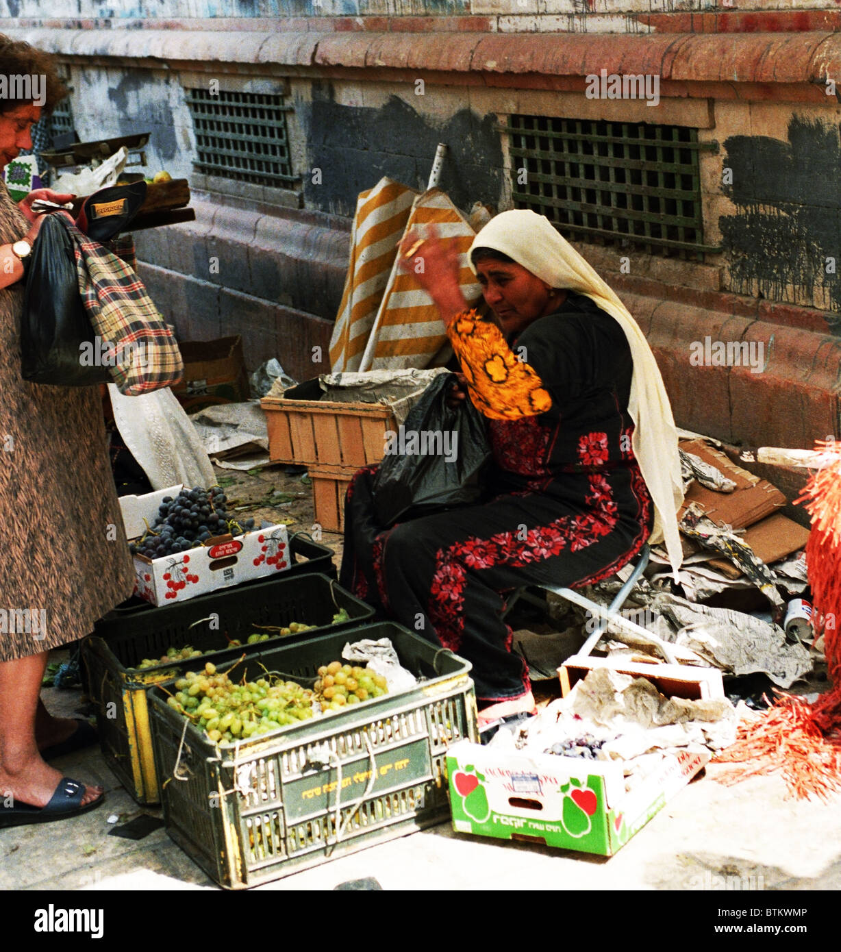 Una donna Palestinese frutti di vendita nel mercato nella città vecchia di Gerusalemme. Foto Stock