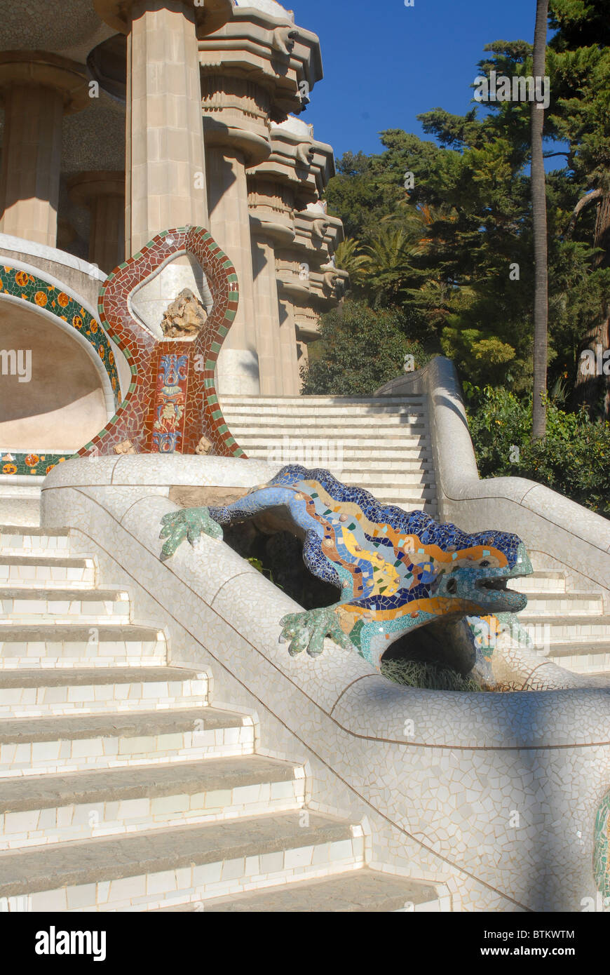 Parco Guell entrata. Scaletta e la statua del drago. Antoni Gaudì Barcellona Foto Stock