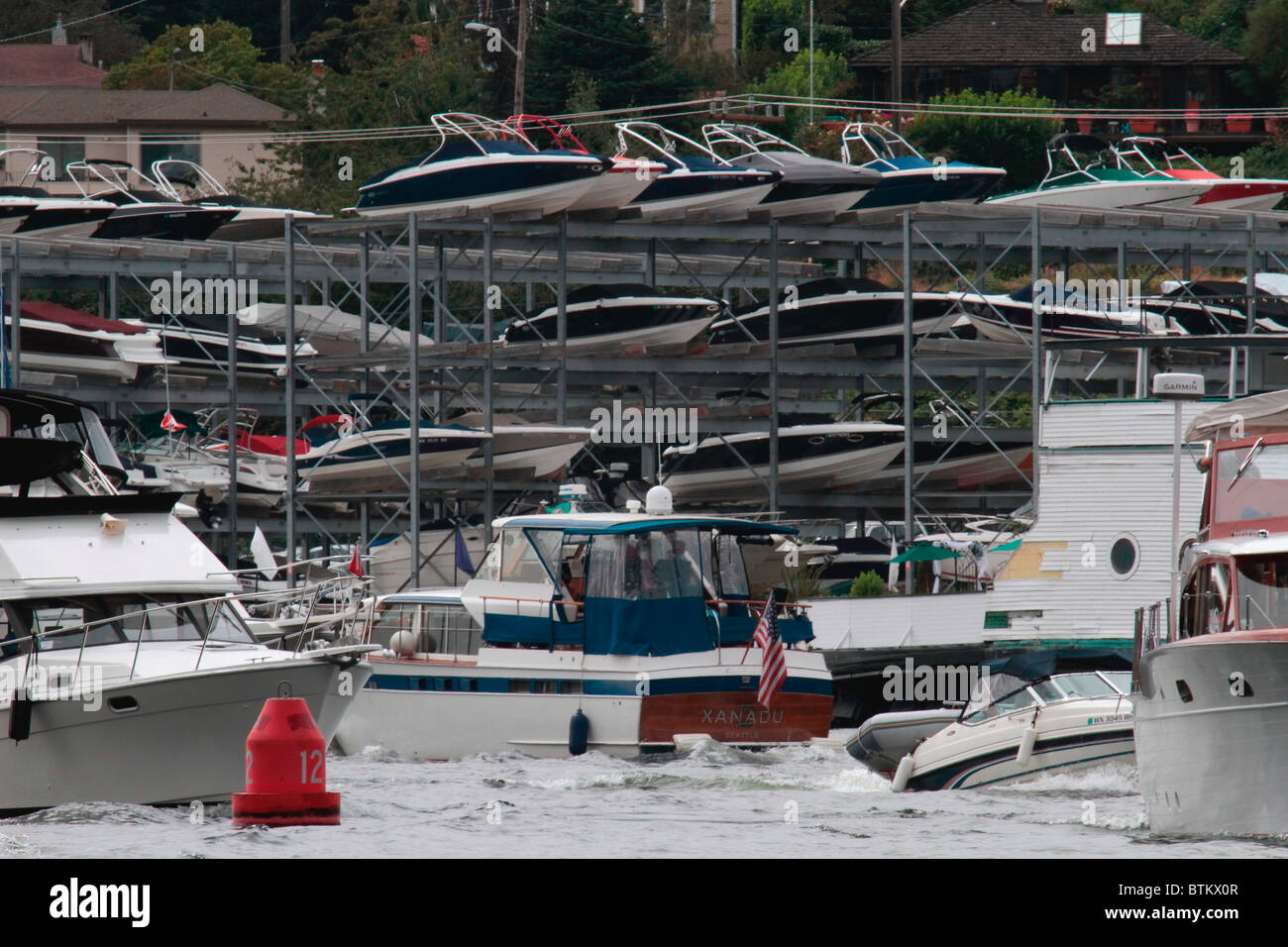 Il traffico in barca! Canale occupato di navigazione con molte barche di incrocio tra un punto stretto con i rack di imbarcazioni in background Foto Stock