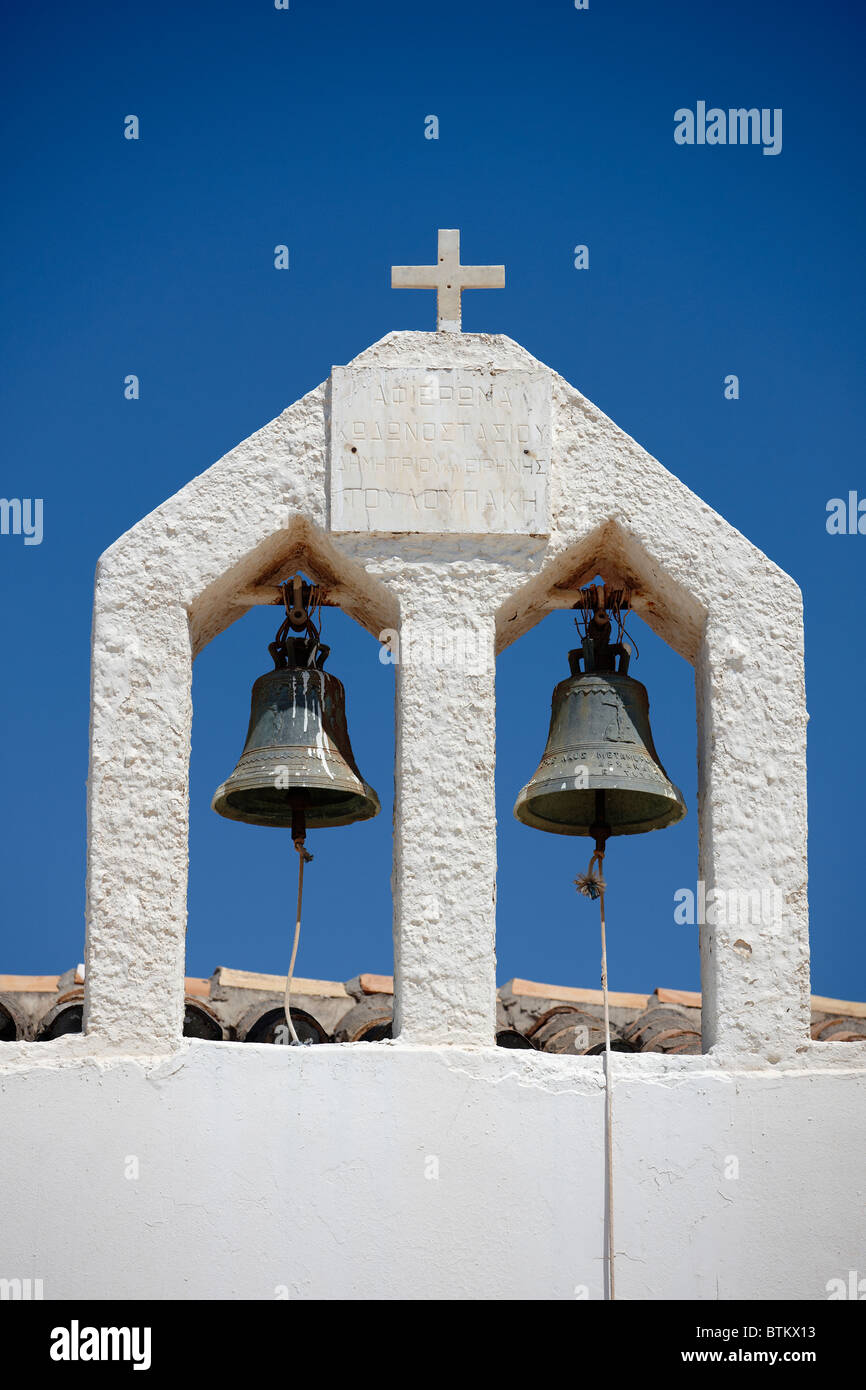 Campanile in pietra con due campane su una chiesa in cima al Monte Juktas, noto anche come Monte Giouchtas (Giouhtas), una montagna nel centro-nord di Creta, in Grecia. Foto Stock