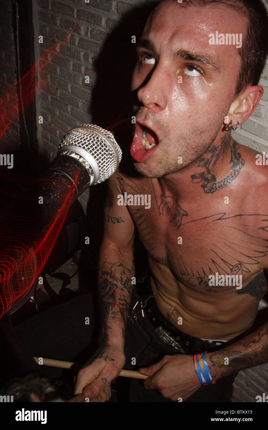 Il batterista del Pt, un australiano punk band di eseguire a Bangkok, in Thailandia. Foto Stock