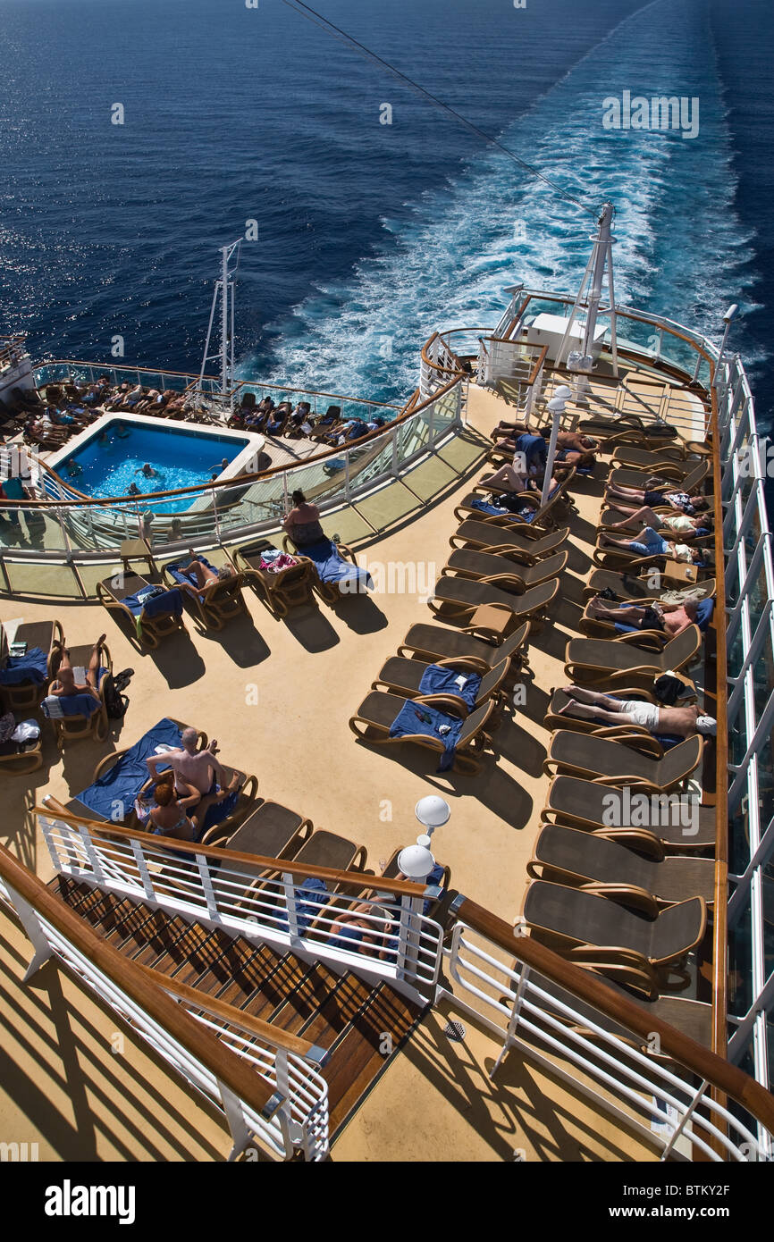 Bow P e O P & O NAVE DA CROCIERA Azura Foto Stock