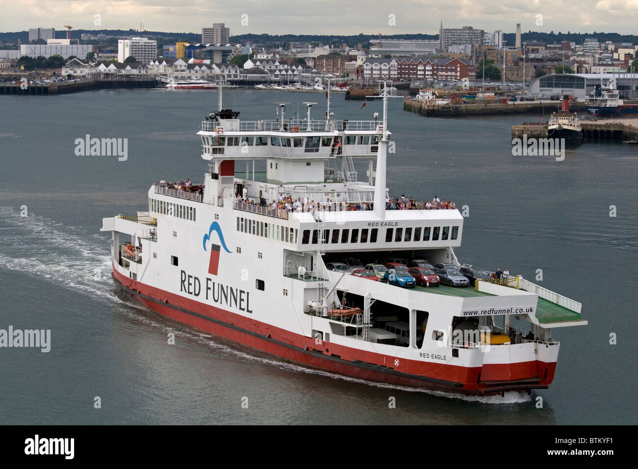 Isola di Wight Red Funnel lasciando Southampton Foto Stock