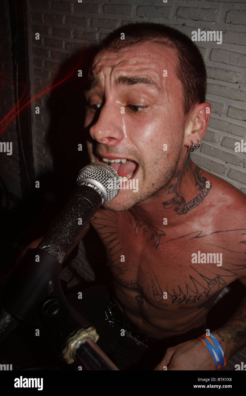 Il batterista di Australian punk band il Pt, eseguendo a Bangkok, in Thailandia Foto Stock