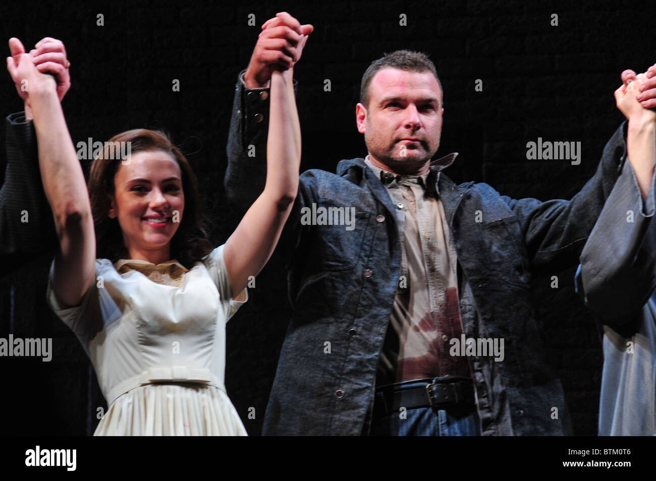Una vista dal ponte di apertura notturna su Broadway Foto Stock