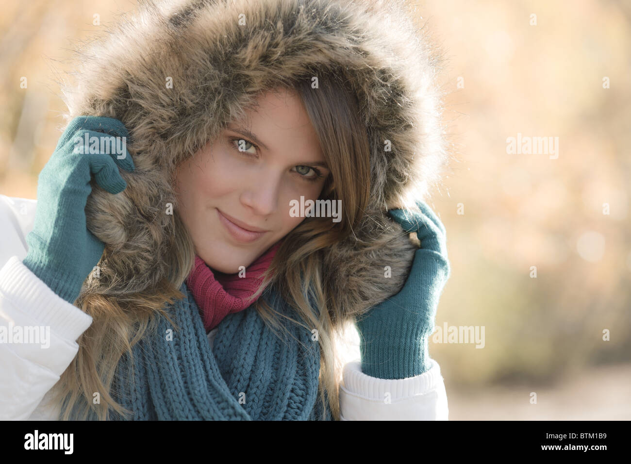 Inverno - moda donna con cappa di pelliccia e dei guanti di protezione al di fuori, dissaturato colori Foto Stock