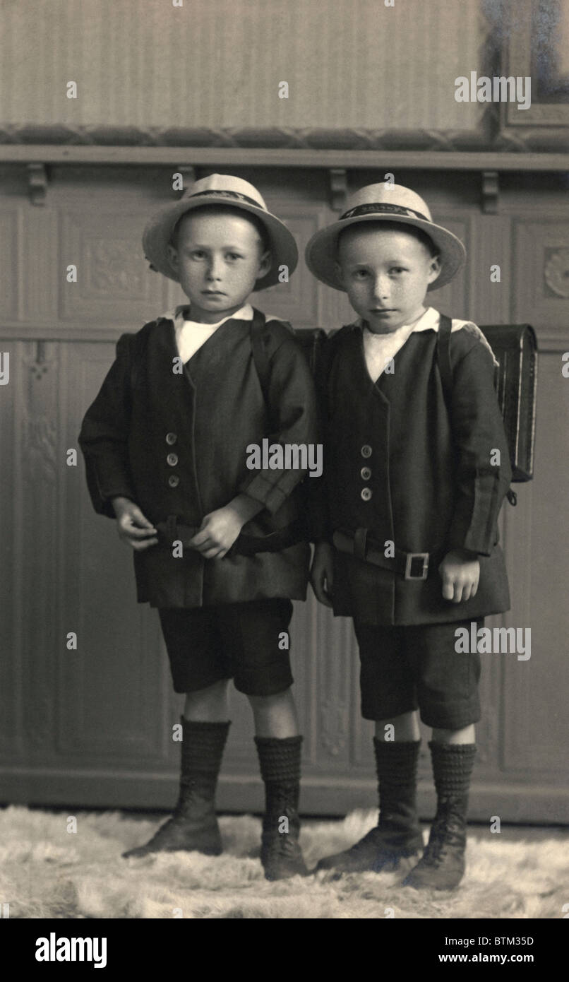 Foto storiche (circa 1910) di due alunni Foto Stock