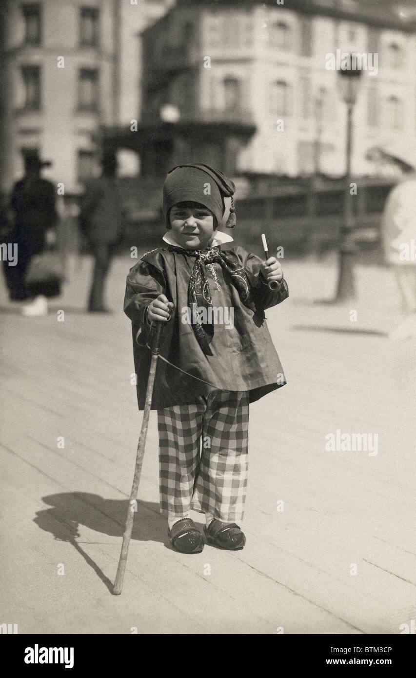 Foto storiche (1910) di una ragazza in strada Foto Stock