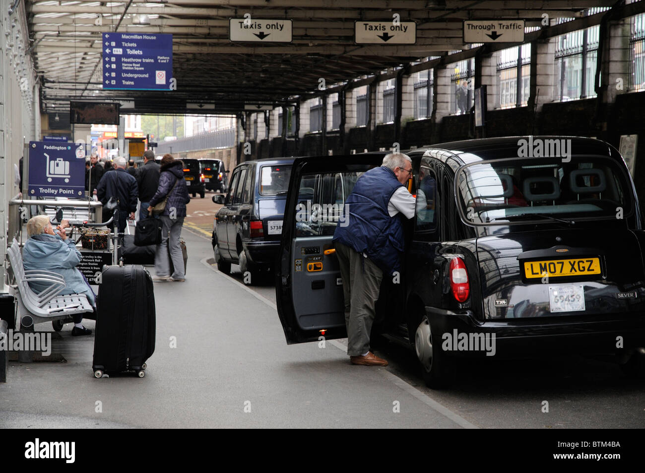 Black Cab facendo scendere il punto di Paddington Station west London Inghilterra England Regno Unito Foto Stock