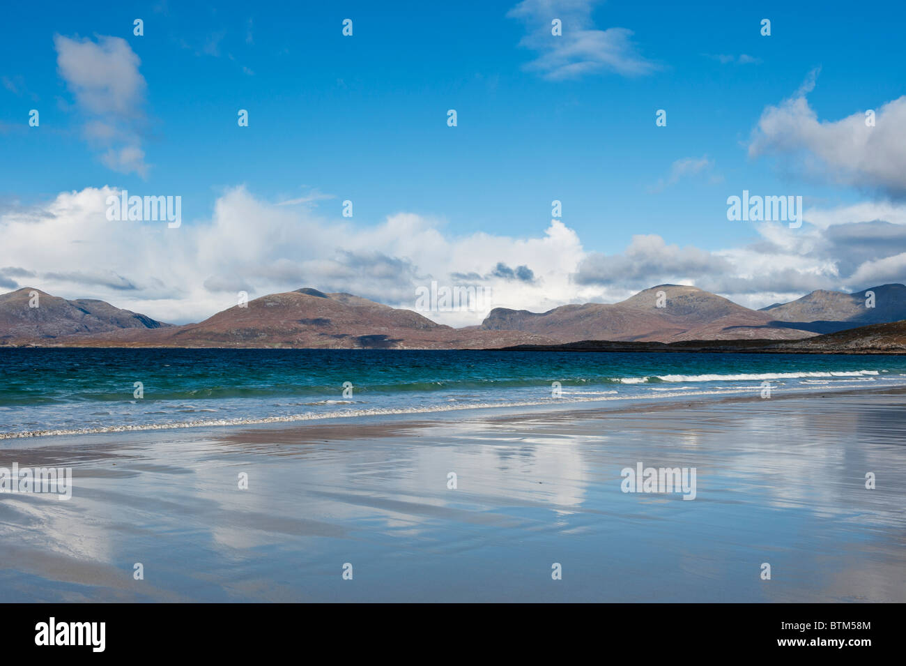 Luskentire beach con le montagne sullo sfondo, Isle of Harris, Ebridi Esterne, Scozia Foto Stock