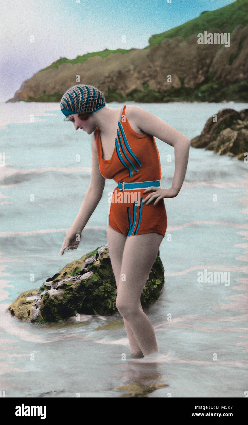 Foto storiche (1910) di una donna sulla spiaggia Foto Stock