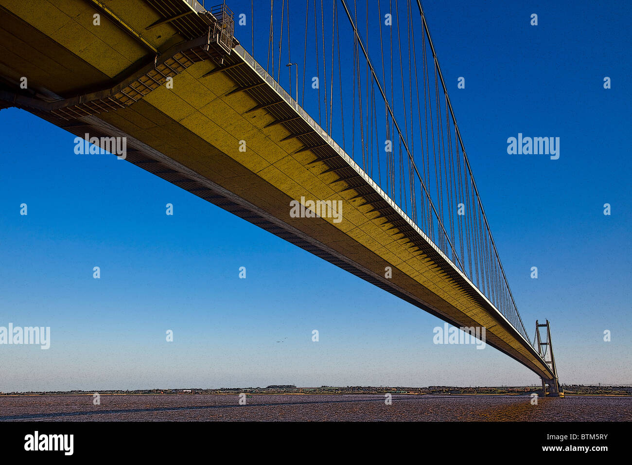 Digitalmente alterata di fotografia di Humber Bridge, unendo East Yorkshire con North Lincolnshire, Inghilterra Foto Stock