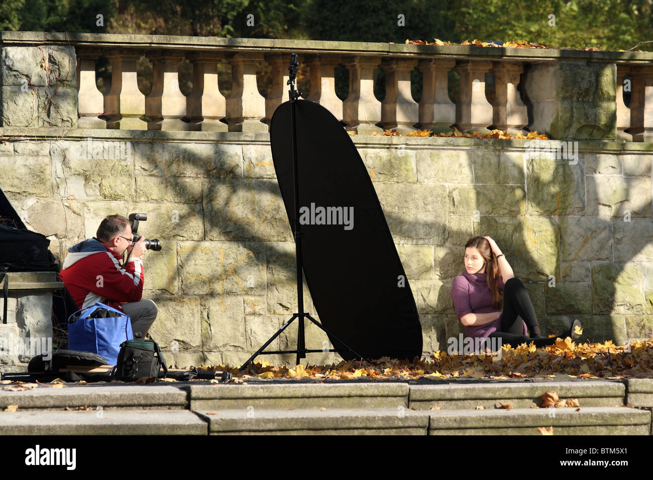 Fotografare un modello di giovani nel parco. Chorzow, Slesia, Polonia. 'Silesian cultura e Recreation Park" Foto Stock