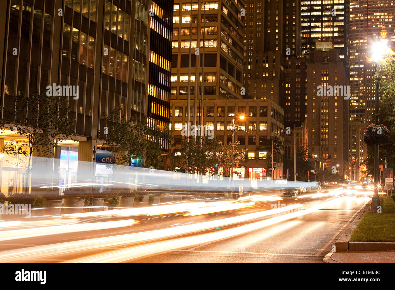 Park Avenue in New York City di notte. Sentieri di luce di passaggio di vetture percorre l'immagine. Foto Stock