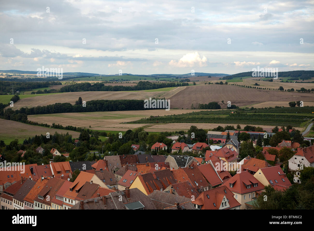 Affacciato sul villaggio tedesco di Stolpen in estrema Germania orientale Foto Stock