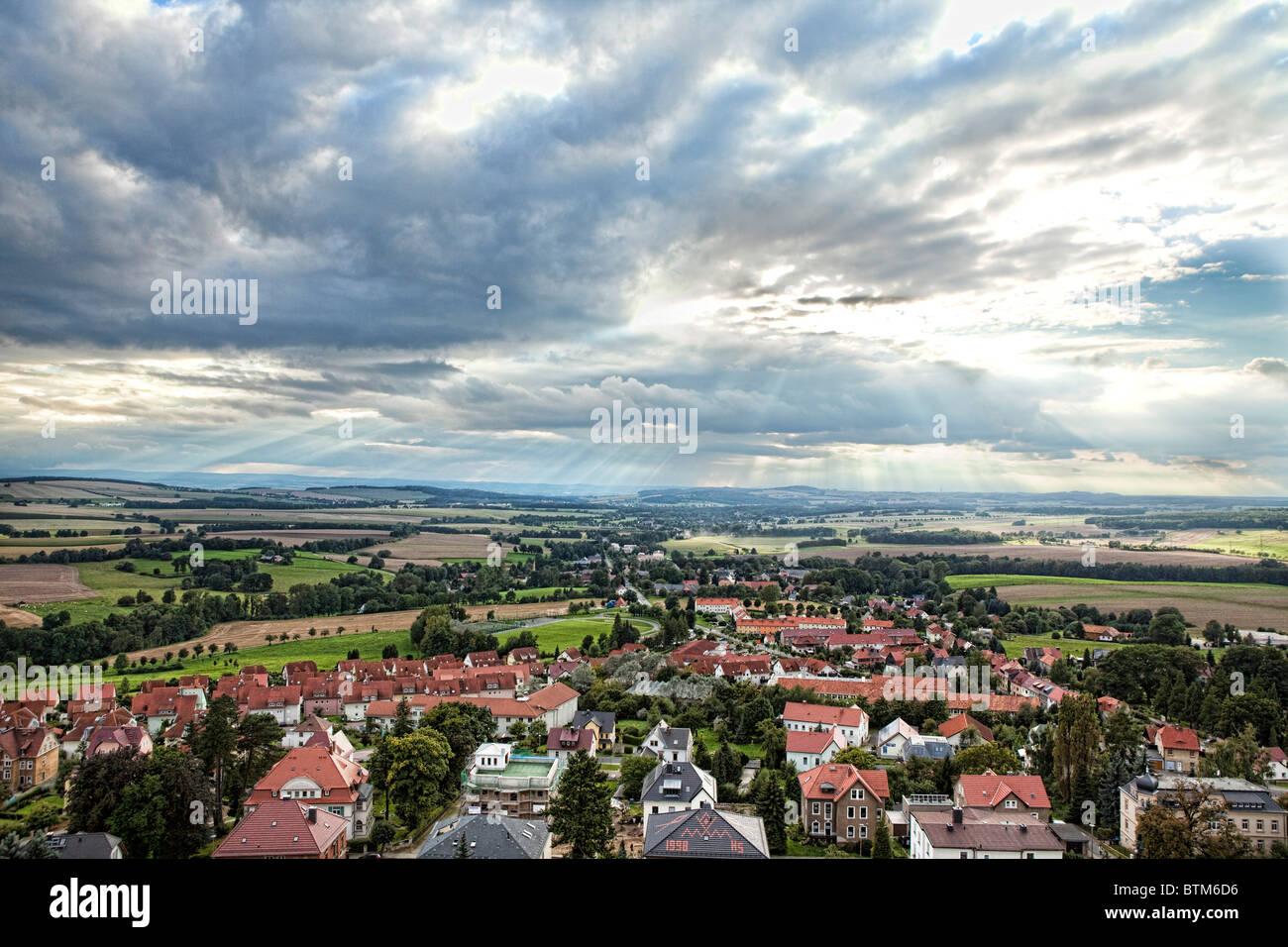 Affacciato sul villaggio tedesco di Stolpen in estrema Germania orientale Foto Stock