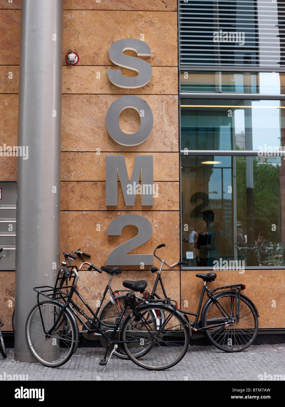 Ingresso alla costruzione di ufficio SOM2 al moderno quartiere degli affari a Amsterdam Zuid nei Paesi Bassi Foto Stock