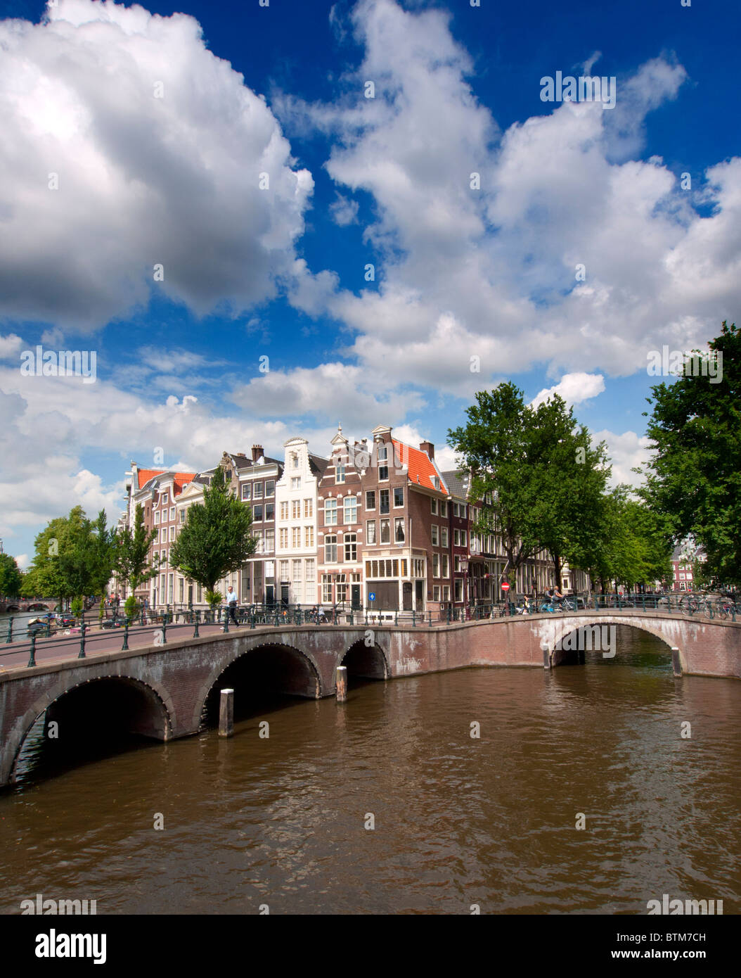 Canale Keizersgracht e vecchi ponti in Amsterdam Paesi Bassi Foto Stock