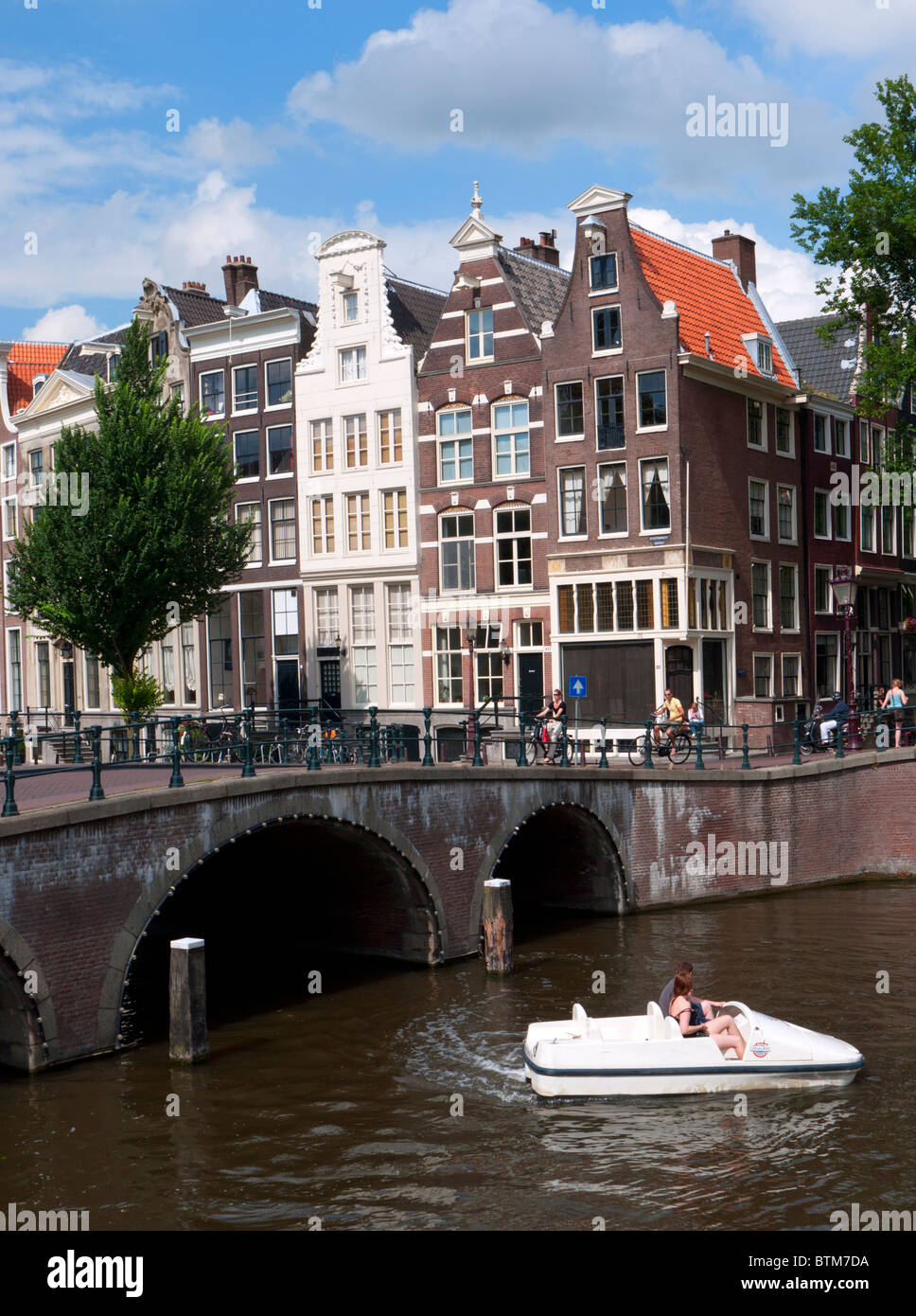 Canale Keizersgracht e vecchi ponti in Amsterdam Paesi Bassi Foto Stock