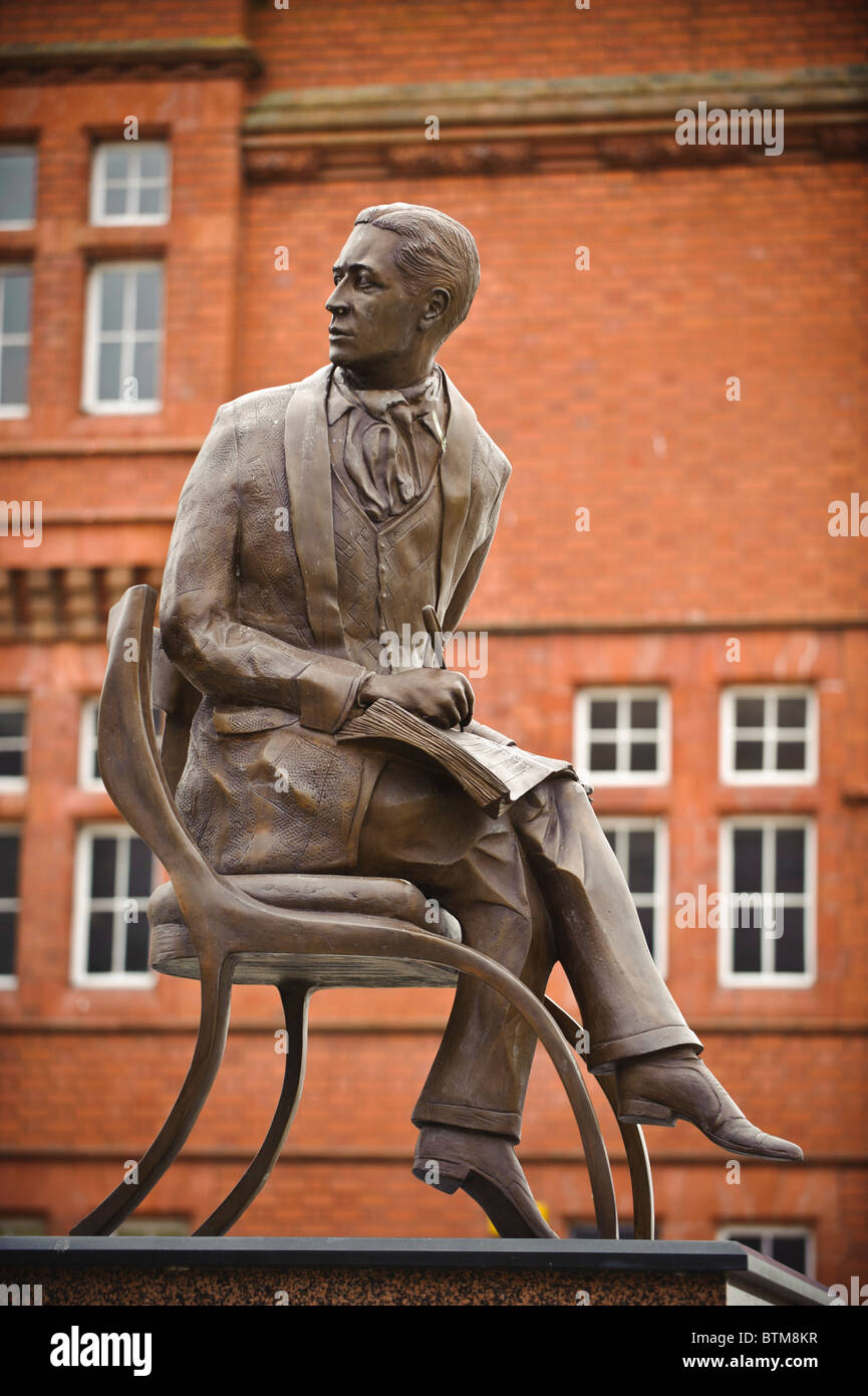 Statua commemorativa di per il gallese attore cantante e compositore Ivor Novello nella baia di Cardiff Wales UK Foto Stock