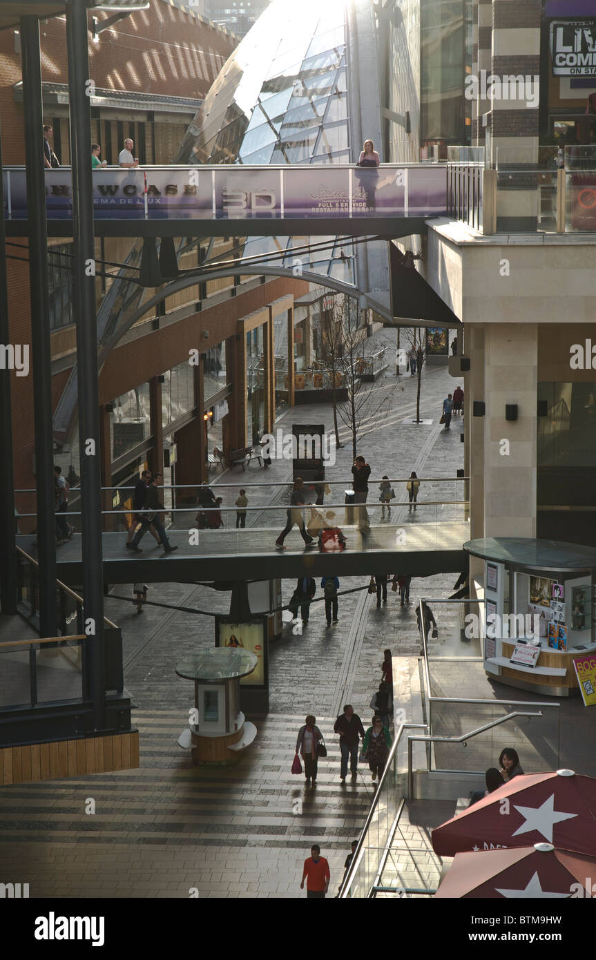 Dh Cabot Circus CITY BRISTOL Shoppers passerelle Cabot Circus Shopping Centre Regno Unito interno mall Inghilterra Foto Stock