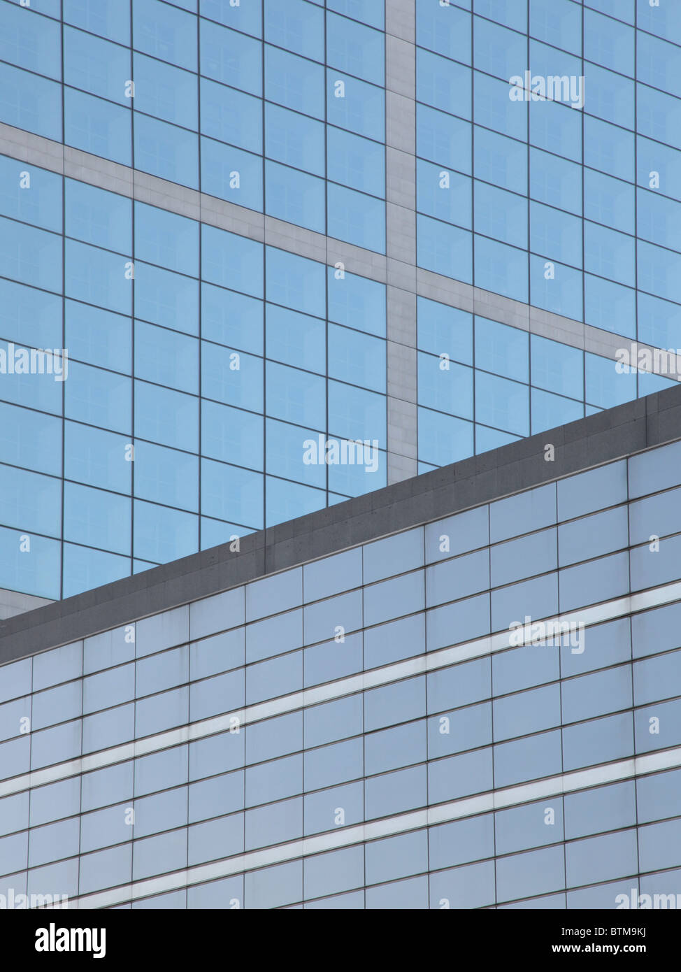 Vetro riflettente di edifici a La Défense, Francia. Foto Stock