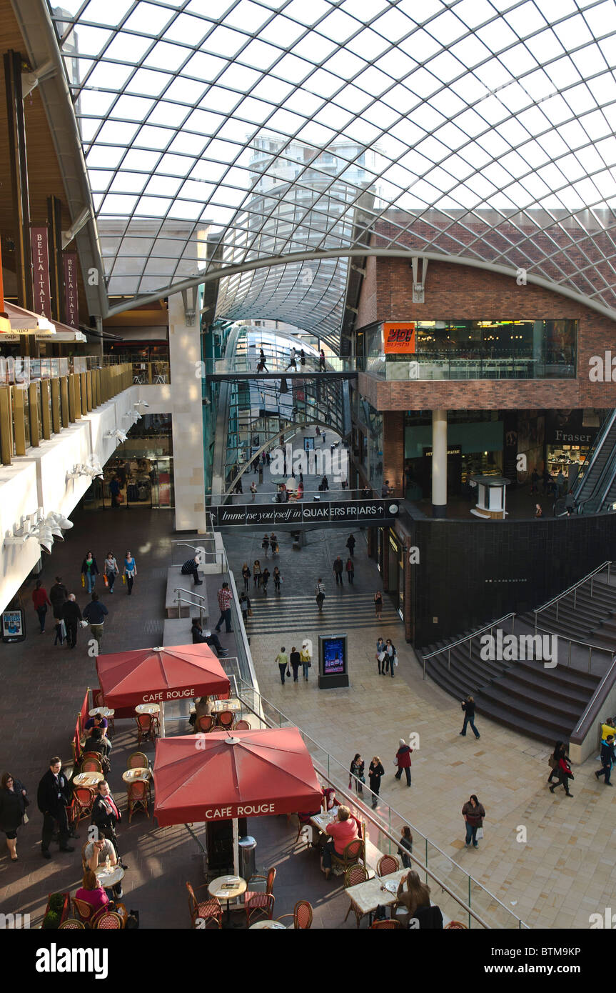 Dh Cabot Circus CITY BRISTOL Shoppers Cafe Rouge centro commerciale Cabot Circus Foto Stock