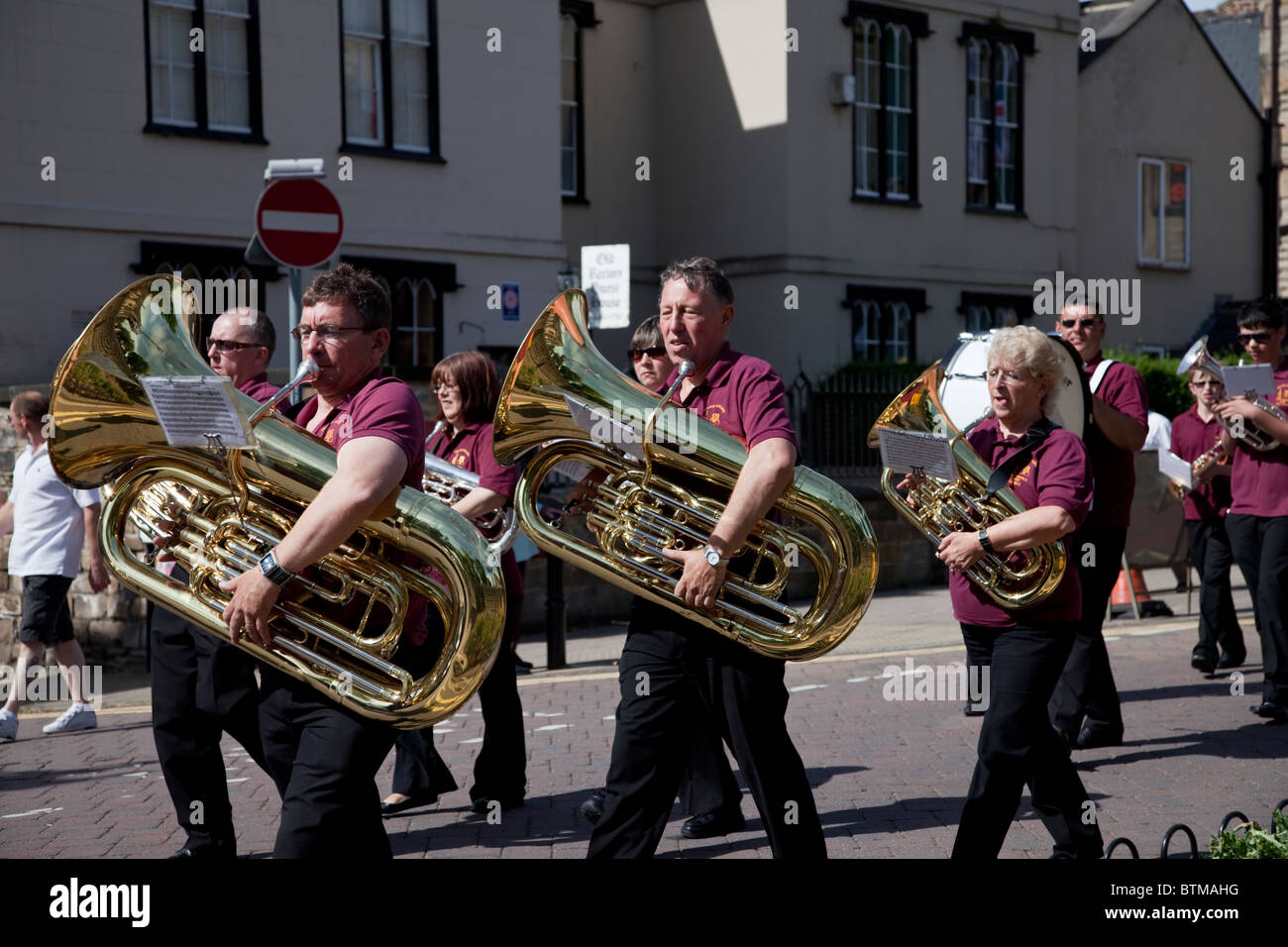 Brass Band marching in Staveley vicino a Chesterfield Derbyshire Inghilterra Foto Stock