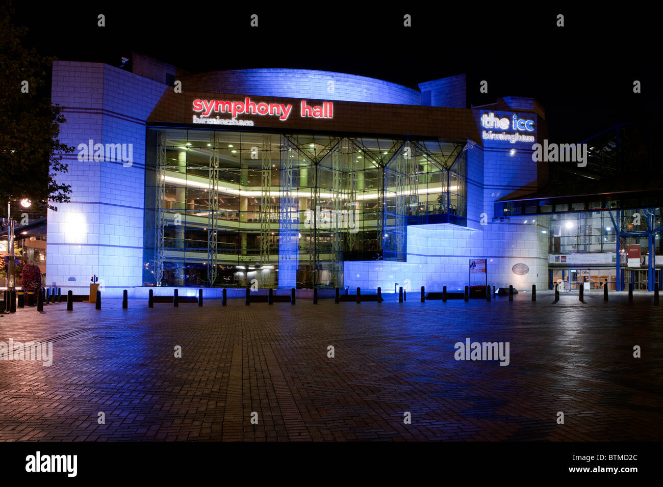 Il Birmingham Symphony Hall e il centro esposizioni ICC in Centenary Square di notte, Birmingham, West Midlands,l'Inghilterra, Regno Unito. Foto Stock