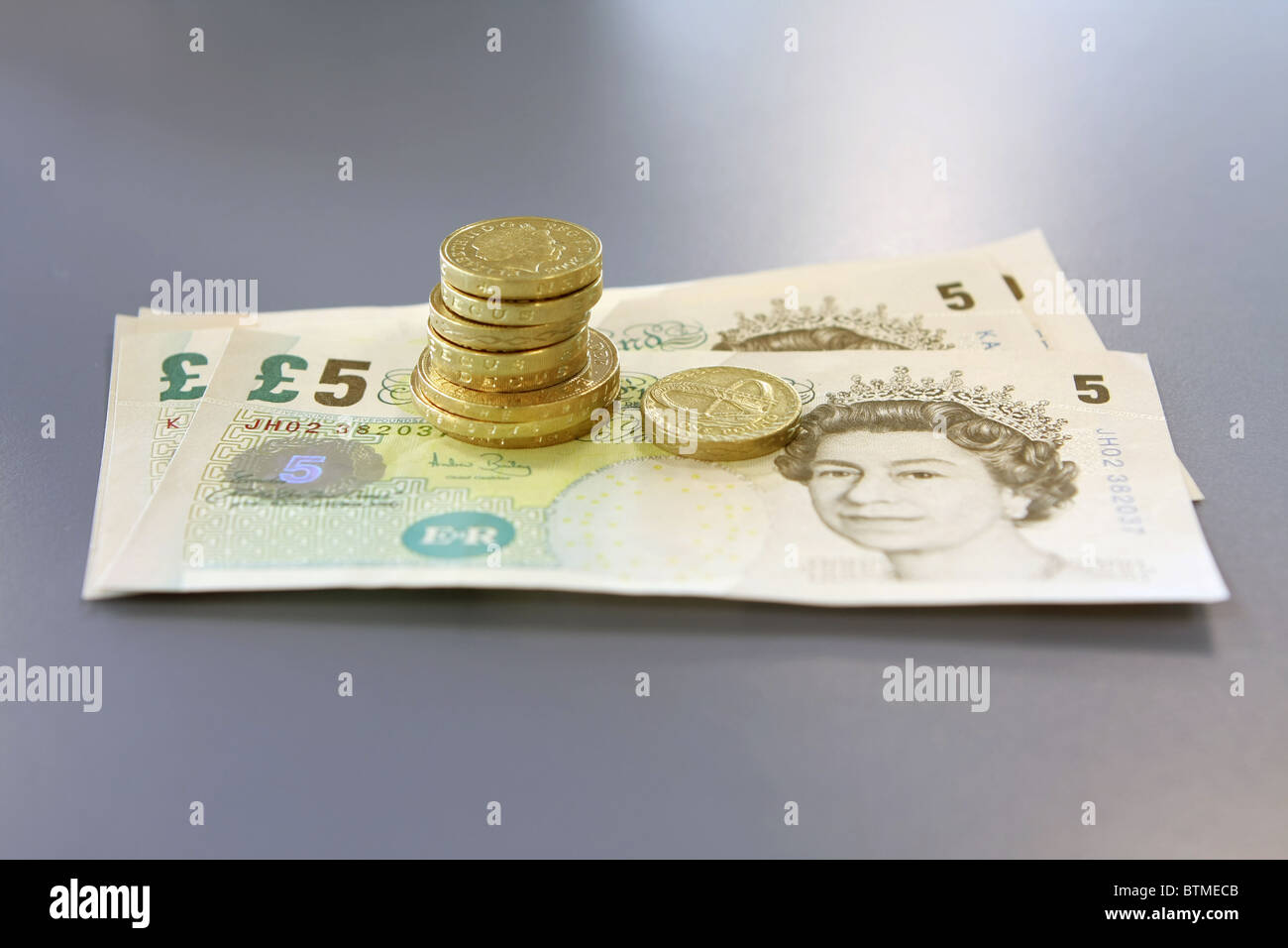 Sterling £2 e £1 monete su £20 note Foto Stock