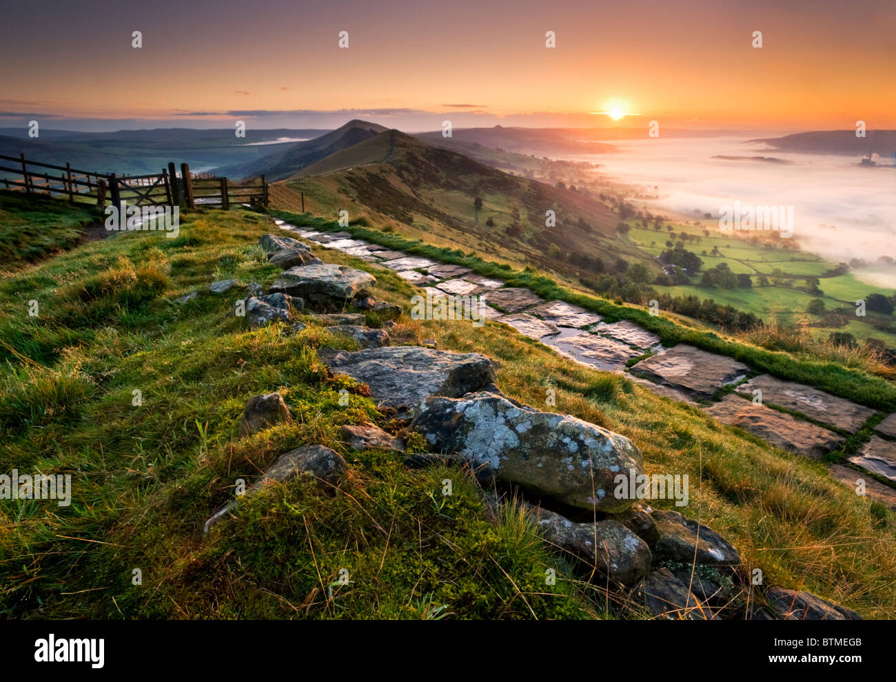 Sunrise al di sopra del Grande Ridge, perdere la collina e la nebbia riempito Hope Valley, il Parco Nazionale di Peak District, Derbyshire, England, Regno Unito Foto Stock