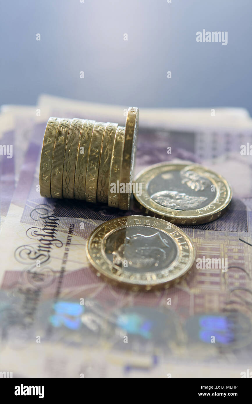 Sterling £2 e £1 monete su £20 note Foto Stock