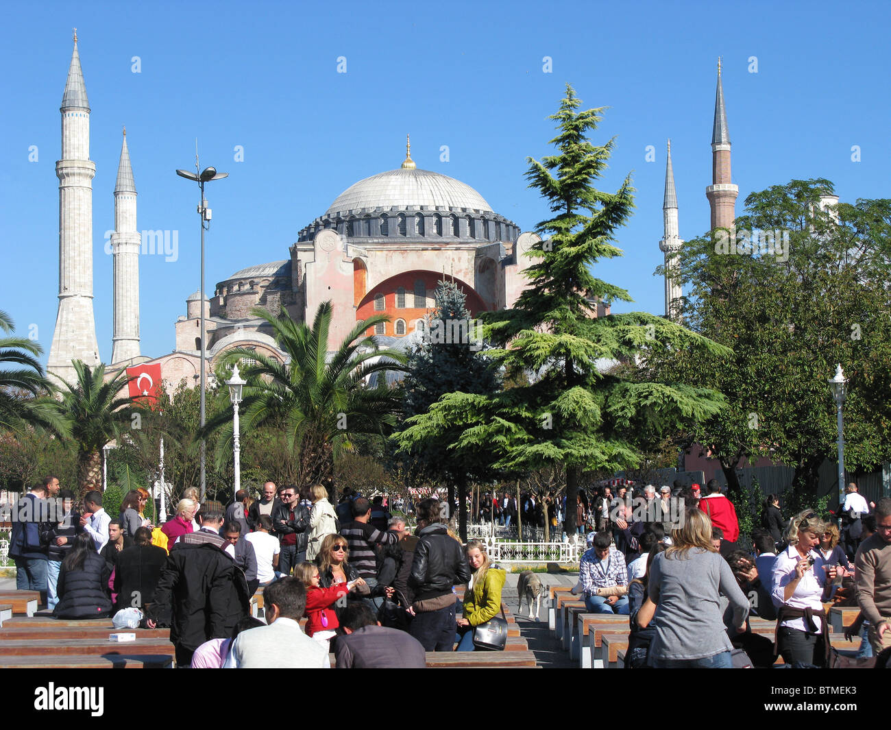 ISTANBUL, Turchia. I turisti al di fuori del Museo Hagia Sophia nel quartiere di Sultanahmet. 2010. Foto Stock