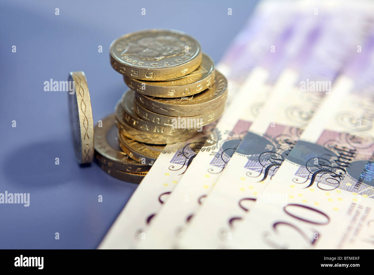 Sterling £1 e £2 monete da più £20 note Foto Stock