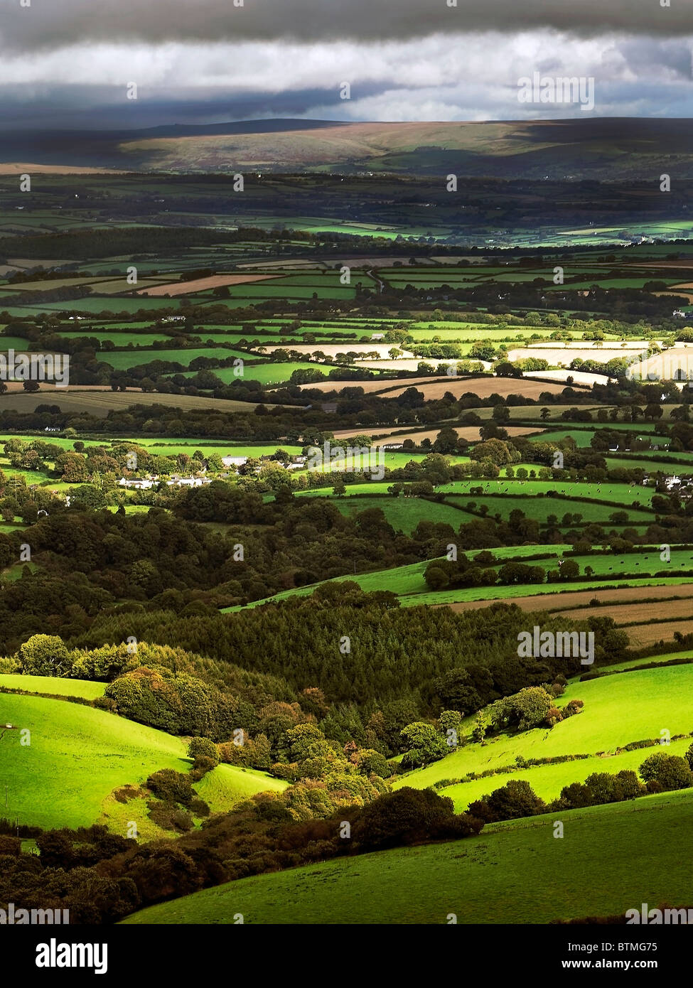 Sole e docce piscine in ghisa di luce su un mosaico di campi cercando da Bodmin Moor, Cornwall verso Dartmoor Foto Stock