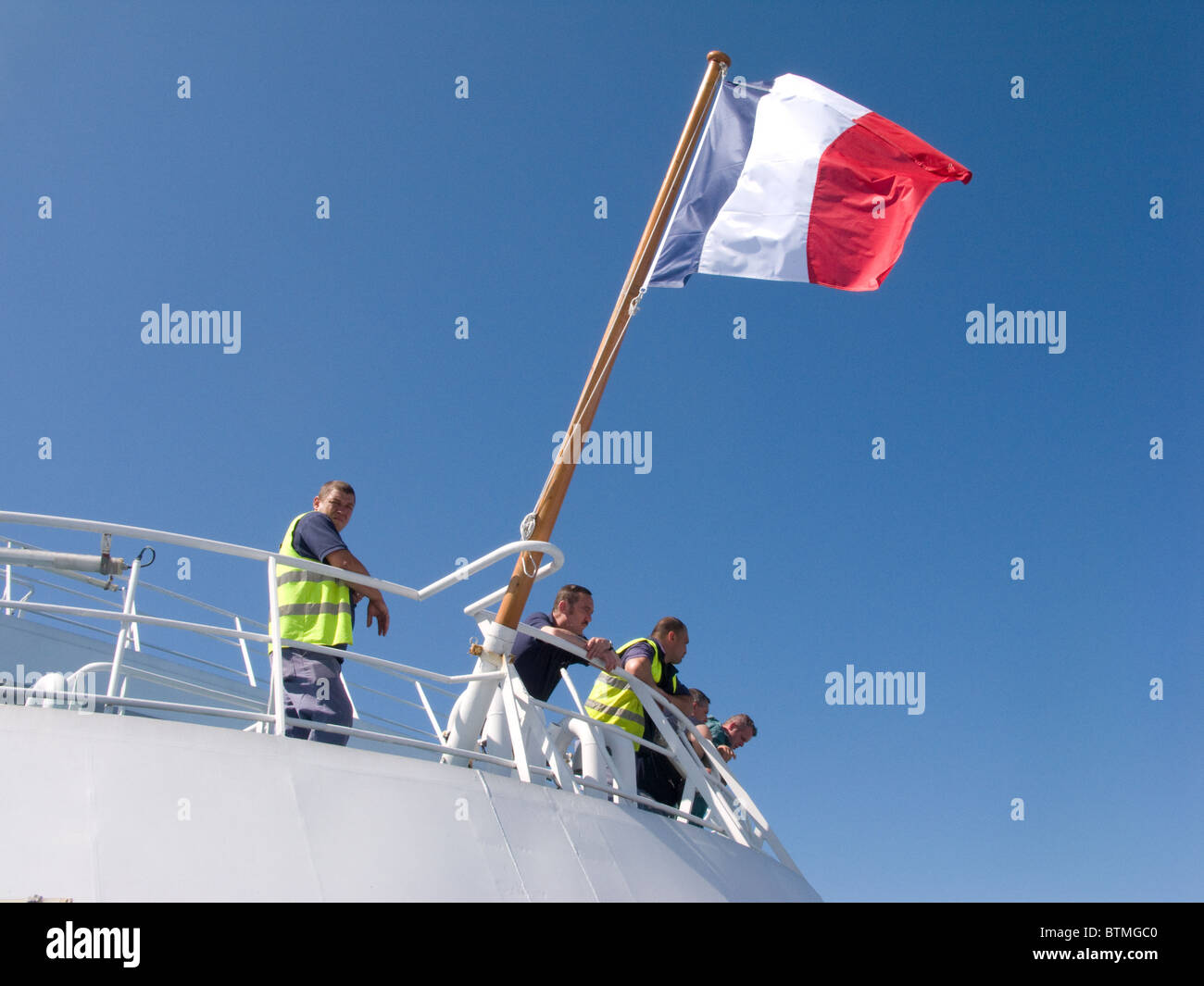 Traghetto francese lavoratori su una croce di Seafrance-traghetto di canale tra Calais e Dover. Francese bandiera nazionale. Foto Stock