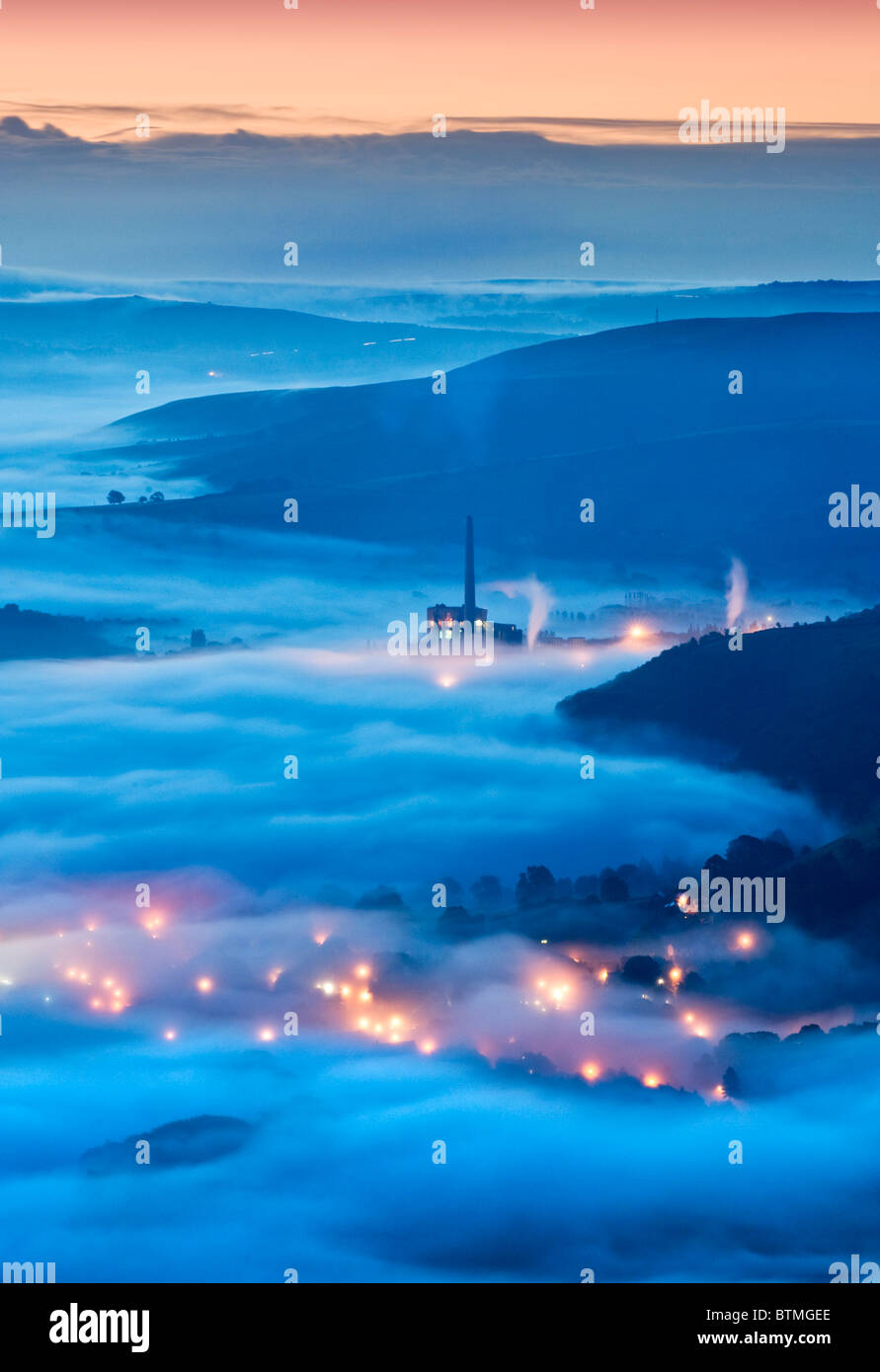 La Lafarge opere in cemento e luci di Castleton nella nebbia, Hope Valley, il Parco Nazionale di Peak District, Derbyshire, England, Regno Unito Foto Stock