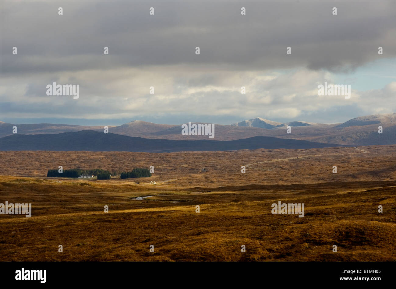 Rannoch Moor e il Kingshouse Hotel da Glen Coe, Scozia, in autunno. Foto Stock